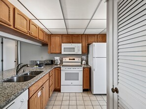 Coffee/tea maker, fridge, microwave, oven