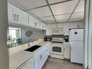 Een koelkast, een microgolfoven, een oven, een kookplaat