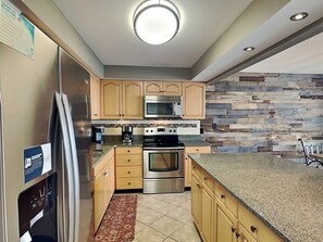 Refrigerador, microondas, horno y parrilla de estufa 