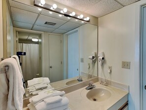 Hårføner og håndklær