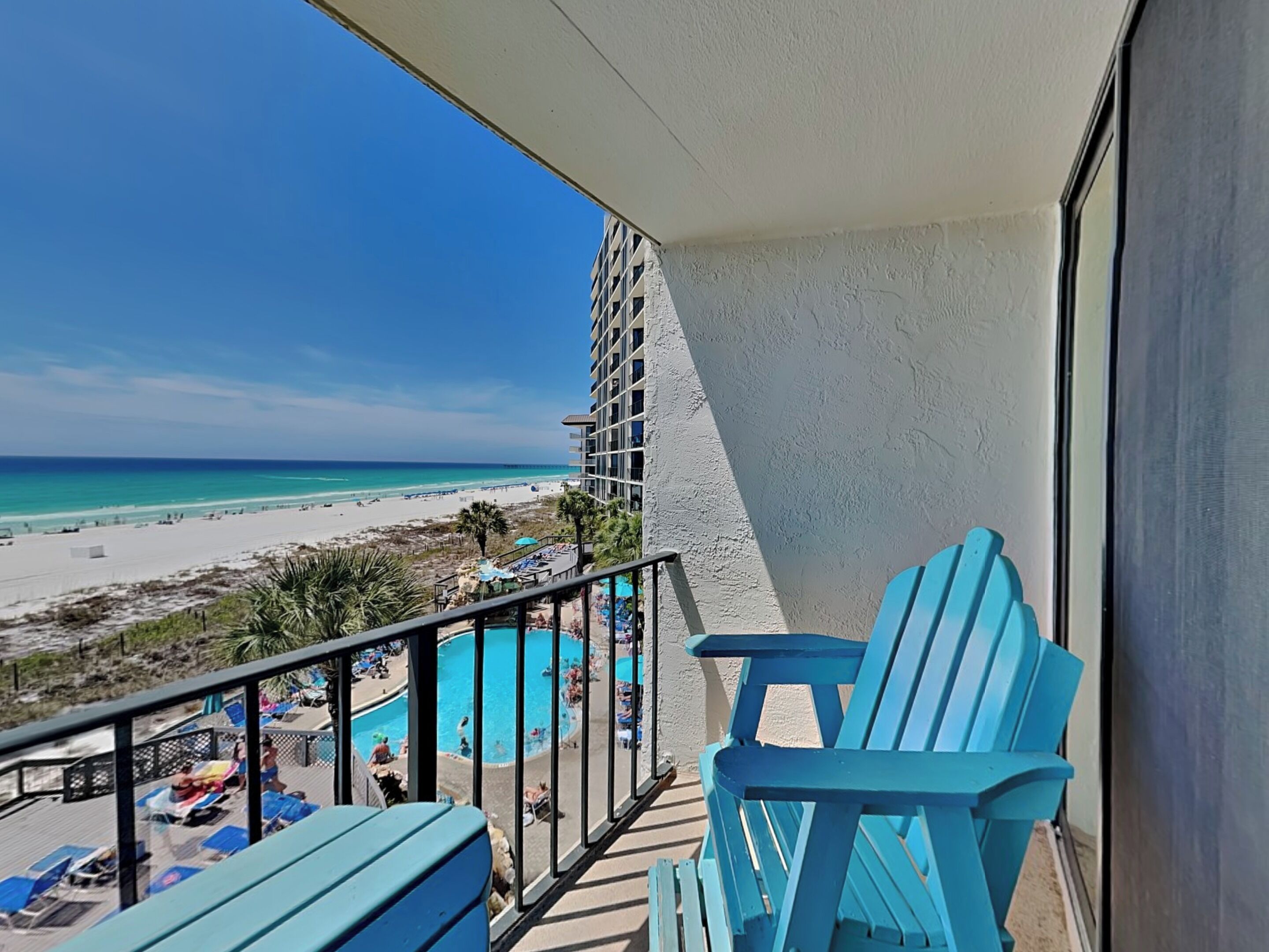 Ein Balkon mit Blick auf Strand und Poolbereich.