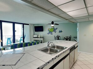 冰箱、微波炉、烤箱、炉灶