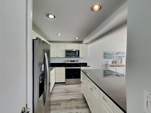 Frigorífico, microondas, horno y placa de cocina