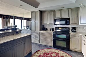 Frigorifero, microonde, forno, piano cottura