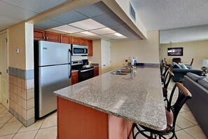 Frigorifero, microonde, forno, piano cottura