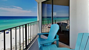 Ein Balkon mit Blick auf Strand und Meer.