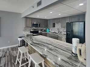 Refrigerador, microondas, horno y parrilla de estufa 