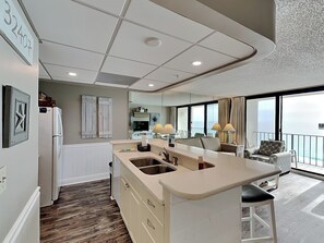 Réfrigérateur, four à micro-ondes, un four, surface de cuisson