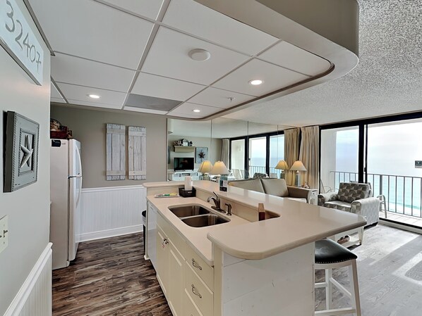 Refrigerador, microondas, horno y parrilla de estufa 