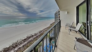 Un balcón con vistas a la playa y al océano.