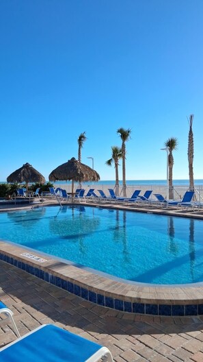 Alberca al aire libre y alberca climatizada