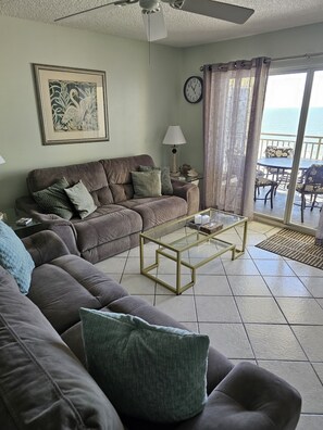 Fernseher, Bücher, Stereoanlage