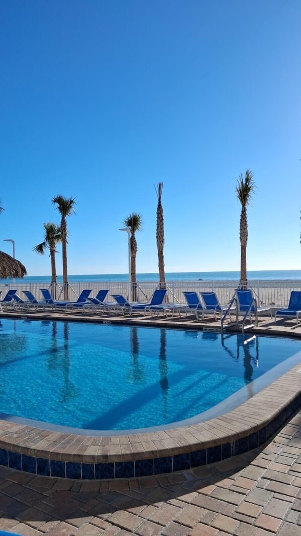 Alberca al aire libre y alberca climatizada