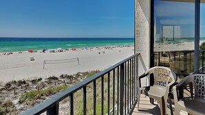 Een balkon met uitzicht op een strand en de oceaan.