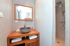 Suite, mit Bad, Blick auf den Weinberg (Suzel) | Badezimmer | Dusche, Haartrockner, Handtücher, Seife