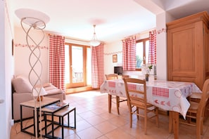 Suite, Ensuite, Vineyard View (Rosacker) | Living area | 50-cm LCD TV with digital channels, TV - Maison d'hôtes Sainte Hune Chambres (Hunawihr)