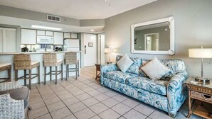 Living area - The Grenada at Sunrise Suites - Shared Pool (Naval Air Station Key West)