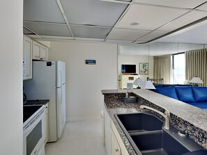 Refrigerador, microondas, horno y parrilla de estufa 