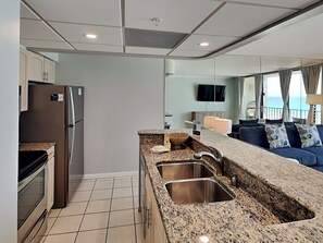 Refrigerador, microondas, horno, placa de cocina