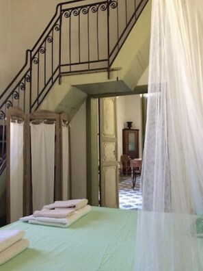 2 Schlafzimmer, Schreibtisch, Bügeleisen/Bügelbrett, Reisekinderbett