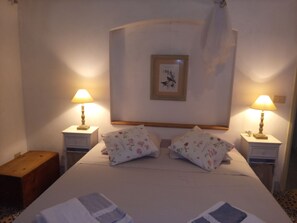 2 bedrooms, desk, iron/ironing board, travel crib