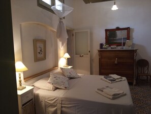 2 chambres, bureau, fer et planche à repasser, lit de bébé portatif