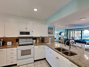 Frigorifero, microonde, forno, piano cottura