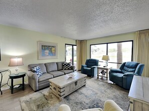 TV - Edgewater Villa #1802 | Near Area Attractions! (Panama City Beach)