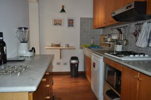 Fridge, microwave, oven, stovetop - Cozy place for two. 3 minute walk from Campo dè Fiori. (ROMA)