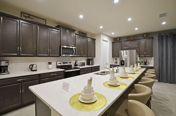 Réfrigérateur, four à micro-ondes, un four, surface de cuisson