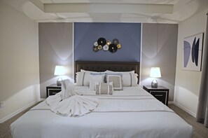 10 bedrooms, WiFi, bed sheets - 9 BR Lake View Villa with Pool/Spa / Game @ Solara (Four Corners)