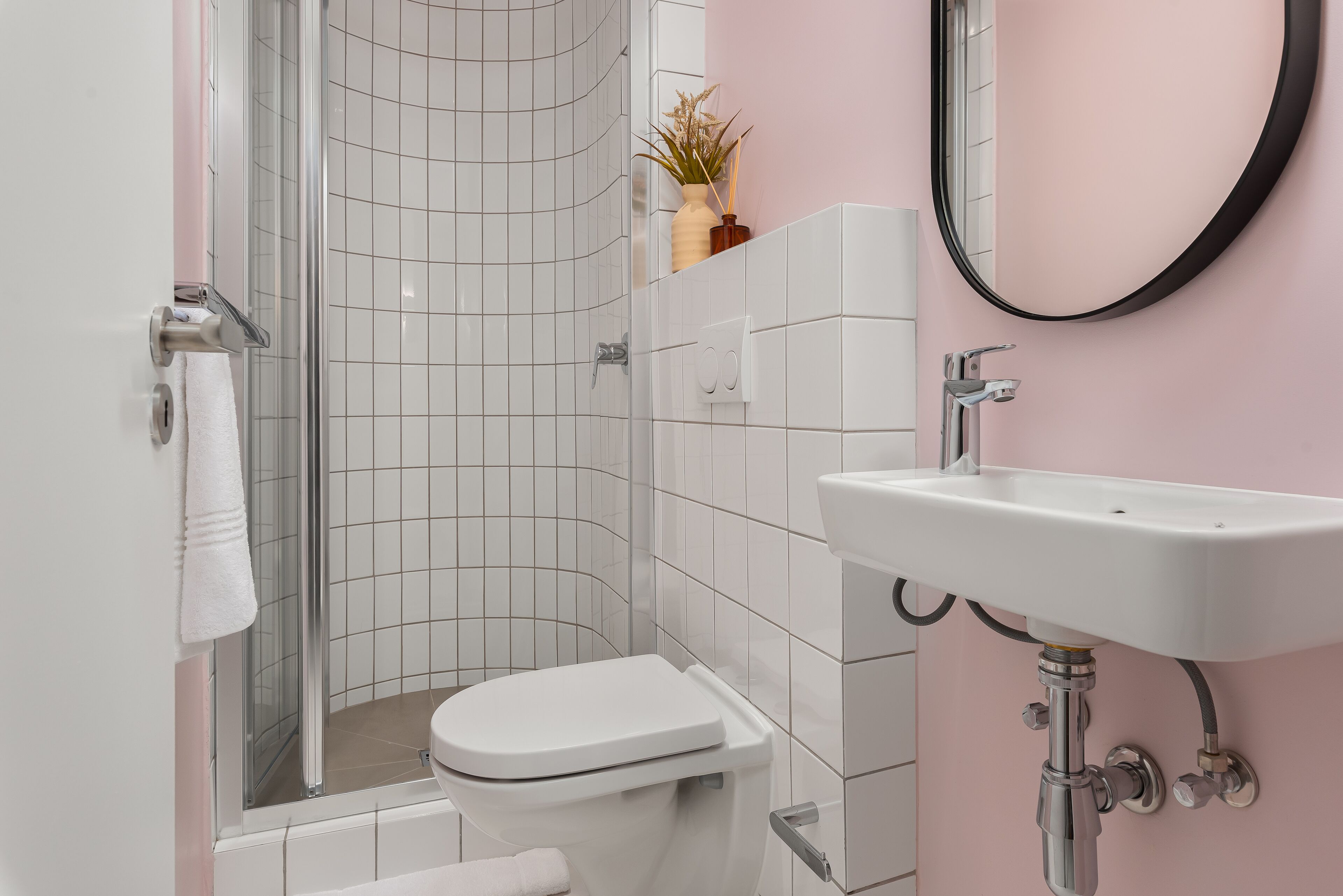 Luxury Studio | Bathroom | Shower, hair dryer, towels