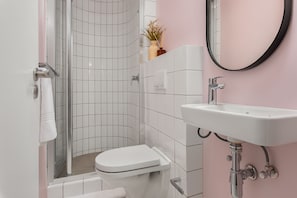 Luxury Studio | Bathroom | Shower, hair dryer, towels - The Flamingo 408 (Cape Town)