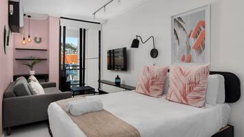 Luxury Studio | In-room safe, iron/ironing board, free WiFi, bed sheets