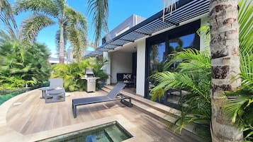 Exclusive Villa, 2 Bedrooms, Pool View, Poolside | Room amenity