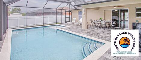 Una piscina al aire libre, una piscina climatizada