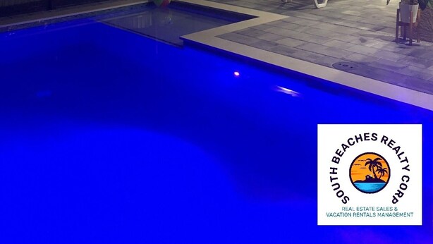 A swimming pool with lounge chairs and a covered patio area. - AMAZING HOUSE NEAR THE BEACHES OF SOUTH FLORIDA (Cape Coral)