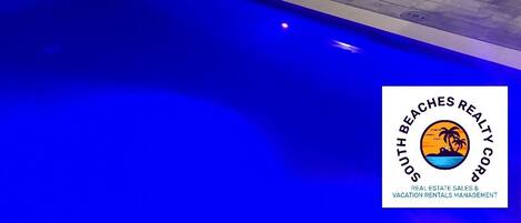 Una piscina al aire libre, una piscina climatizada