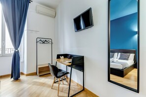 Schreibtisch, laptopgeeigneter Arbeitsplatz, kostenloses WLAN