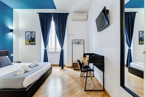 Escritorio, espacio para trabajar con laptop y wifi gratis 