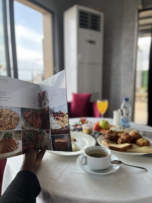 朝食 (ビュッフェ)、毎日提供 (無料)