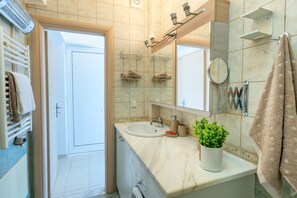 Shower, hair dryer, towels, soap - PP 6/40, a bedroom apt in a complex with communal pools at Plakias (Plakias)