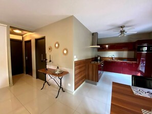 Mikrowelle, Ofen, Geschirrspüler, Toaster