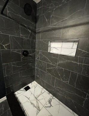 Shower, towels, soap, toilet paper - Beautiful 4/3 in the Heart of Jacksonville - 5 mins from Downtown (Jacksonville)