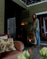 30-英寸纯平电视 （配备有线频道）、壁炉