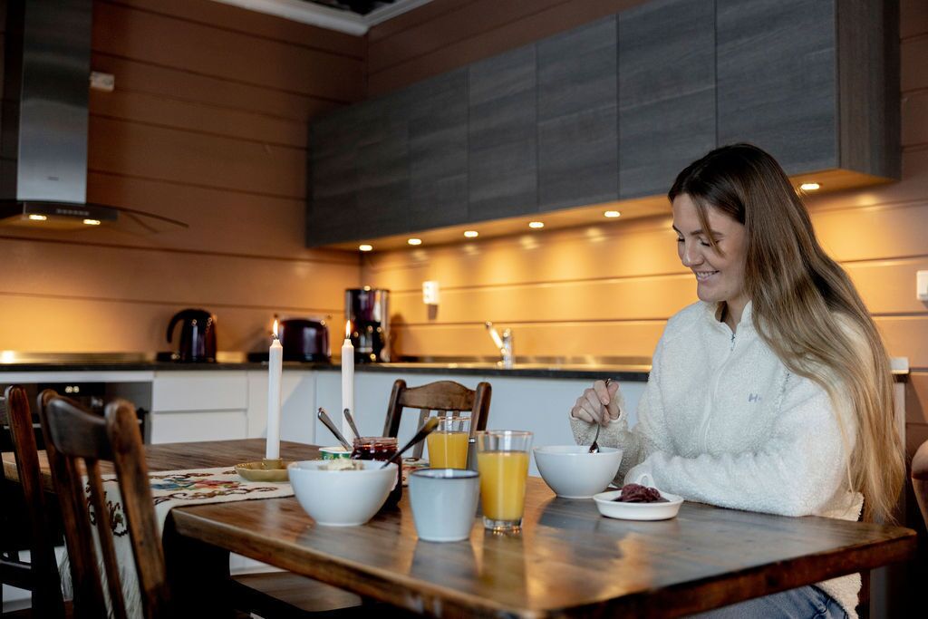 Grand réfrigérateur, micro-ondes, four, plaque de cuisson