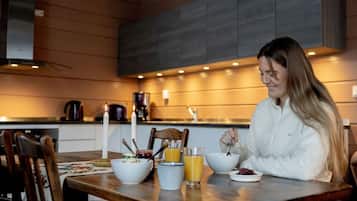 Grand réfrigérateur, micro-ondes, four, plaque de cuisson