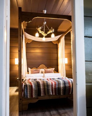 3 makuuhuonetta, pillowtop-patjalliset sängyt, yksilöllisesti sisustettu