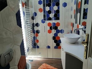 Dormitorio compartido Premium, dormitorio mixto | Baño | Ducha, cabezal de ducha tipo lluvia y secador de pelo