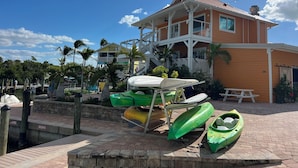 Un edificio con un porche y un letrero que dice "Boats and Fun".